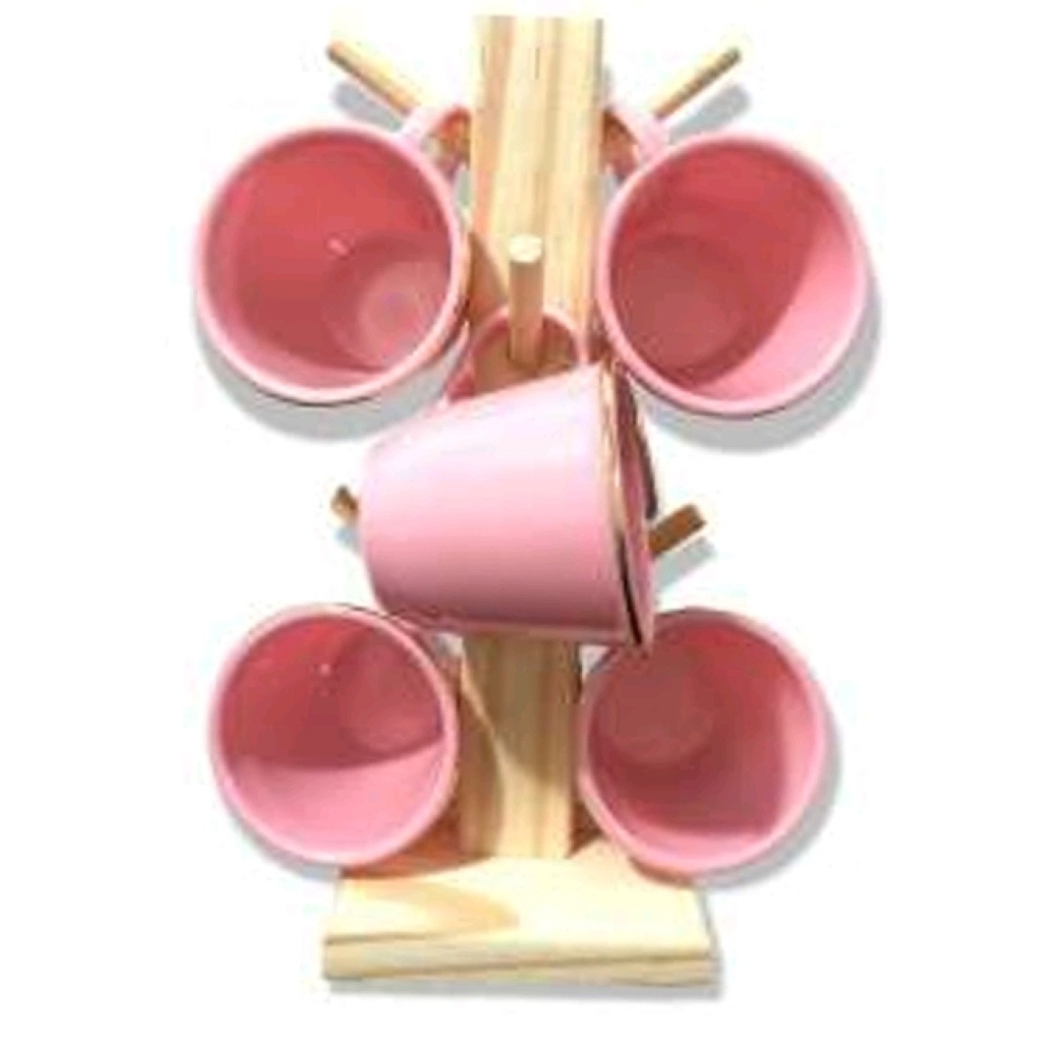 Um jogo de chá com um bule e xícaras em uma placa de madeira